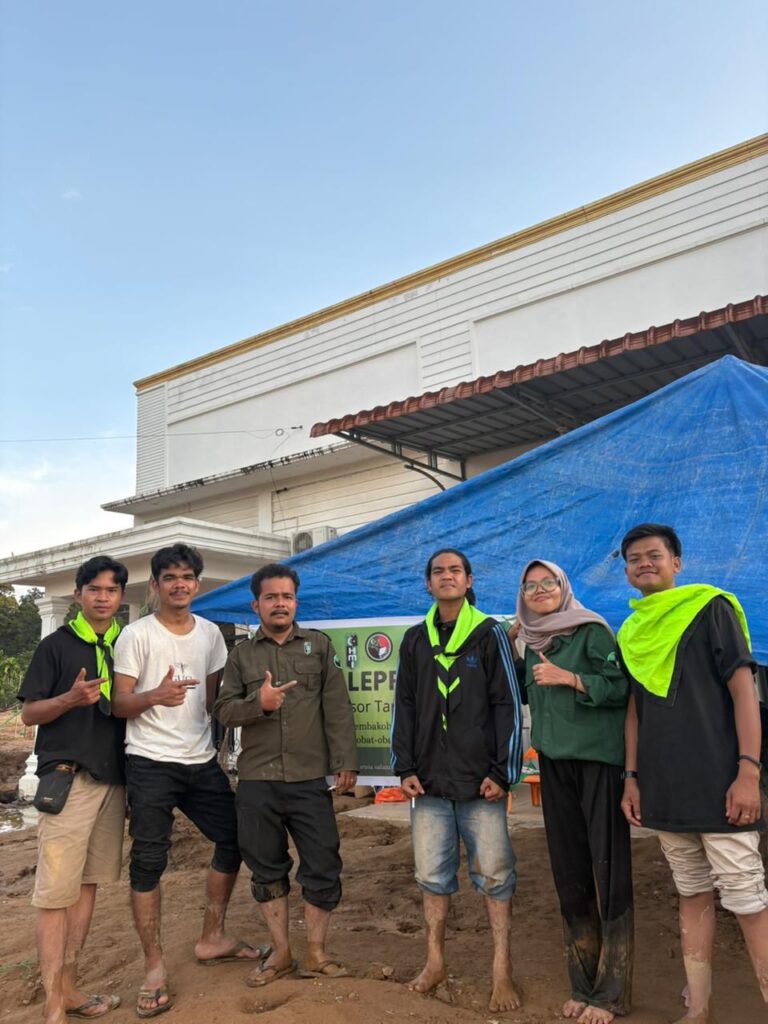 Bakornas LEPPAMI HMI dirikan posko kemanusiaan untuk kader dan warga terdampak banjir di tapteng 3 img 20251207 wa004441728559332034612