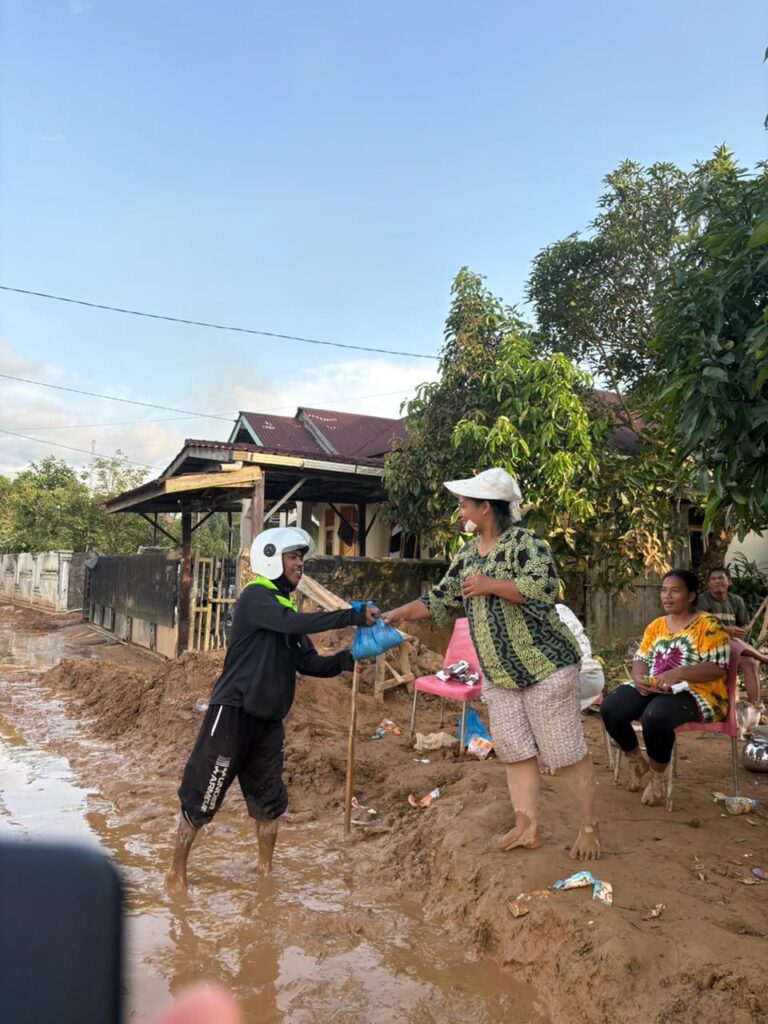 Bakornas LEPPAMI HMI dirikan posko kemanusiaan untuk kader dan warga terdampak banjir di tapteng 2 img 20251207 wa00597590253165528090231